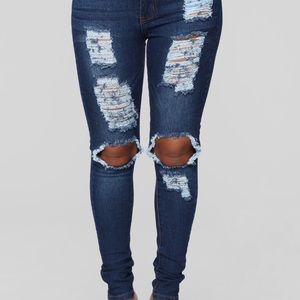 Blue ripped jeans 😍 Boyfriend jeans.